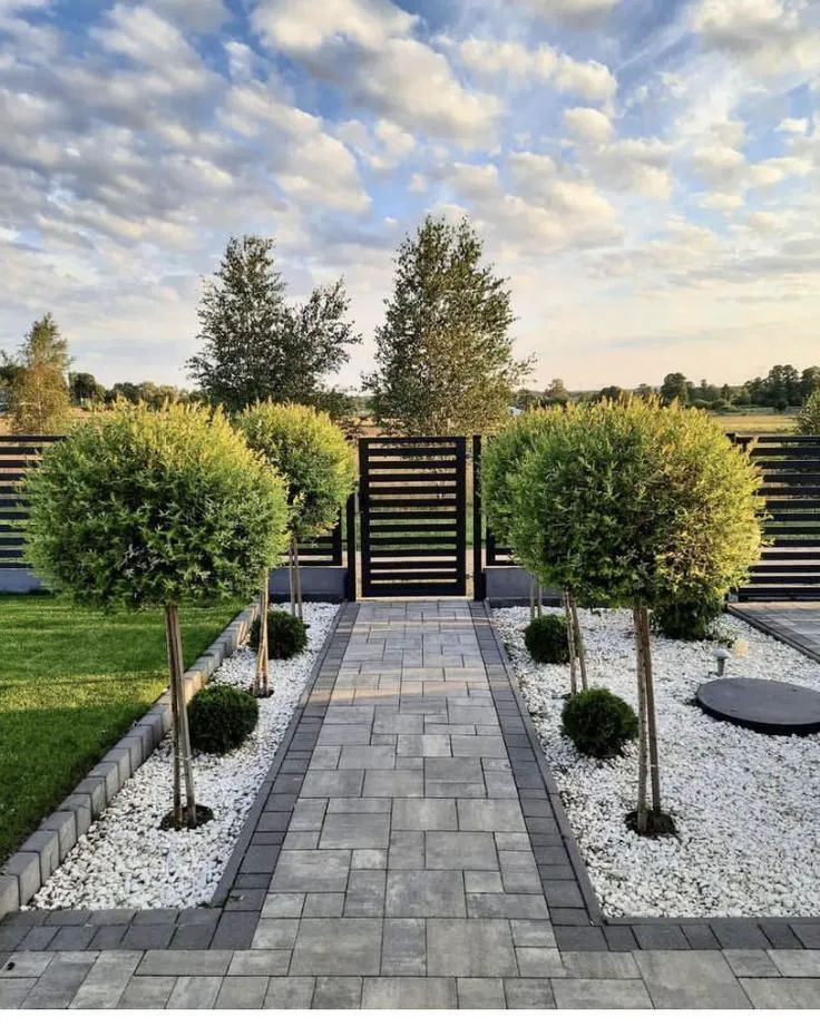 Gartenweg mit Trittplatten unter Bäumen (Beispielbild)