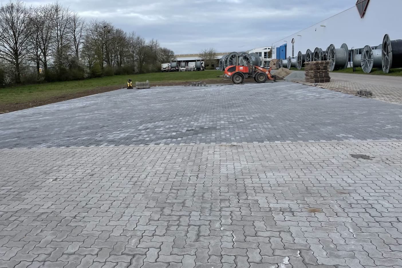 Lagerfläche nach den Arbeiten: Geschlossene Fläche aus Verbundpflaster